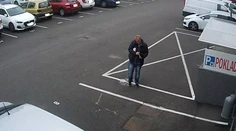 Neodolal taške s tisícami eur na parkovisku a zmizol s nimi. Tohto muža zachytila kamera