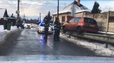 Bizarná nehoda v Stupave. Vodička vyšla autom na zvodidlá a zostala kolesami vo vzduchu