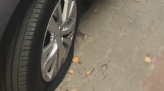 Vandal v Námestove prepichuje pneumatiky vodičom s neoravskými značkami