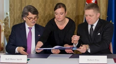 Už je to čierne na bielom! Fico podpísal zmluvu s firmou Jaguar Land Rover