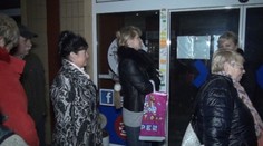 Realita na Slovensku: Pacienti spia pred nemocnicou od večera. S časenkami sa "kšeftuje"