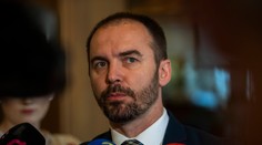 Let vládnym špeciálom na futbal ostro kritizuje opozícia. Len jeden minister išiel verejnou dopravou