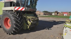 Nepozornosť pri cúvaní s kombajnom pripravila o život 41-ročného muža