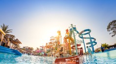 Jej syn sa topil, ona si zatiaľ spievala pesničku z mobilu. Po tragédii v akvaparku sa navzájom žalujú matka s mestom