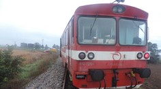 Príšerná nehoda pri Pezinku. Vlak amputoval dievčaťu obe nohy