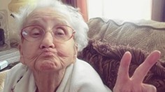 Babička je hviezdou internetu: Zomiera a pravnuk jej takto zdvíha náladu