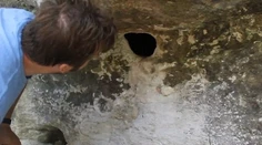 Muž vopchal ruku do diery. To, čo odtiaľ vytiahol, naháňa strach