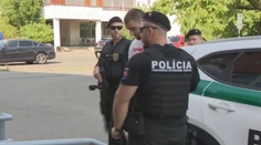 Vyhrážal sa polícii aj úradu vlády, zadržali ho vo vlaku. Sudca ho poslal do väzby