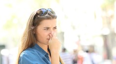 Vedci zistili, prečo ľuďom po covide niektoré príjemné veci smrdia ako kanál