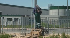 Preskakovaniu plota je koniec. Zamestnanci pri nitrianskej automobilke sa konečne dočkajú autobusov