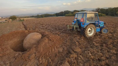 Roky obrábali pole bez toho, aby vedeli, aký unikát tam majú.  Pozrite sa, čo traktoristi pri Kostolnej našli