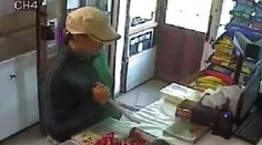 VIDEO: Žena s nožom v ruke prepadla večierku, predavačka ju zahnala detskou hračkou