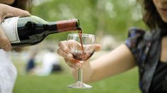 Prečo nás po pití červeného vína bolí hlava? Vedci vysvetlili, že nezáleží len na množstve