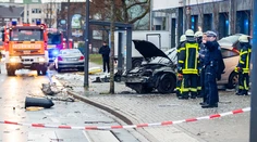 Jeden mŕtvy, deväť zranených. V Nemecku vrazilo do ľudí na zastávke auto