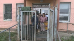 Po požiari v obci Svinia ubytovali rodiny v komunitnom centre. Narobili tam škody za tisíce eur