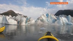 Úchvatné zábery: Dvojicu kajakárov zmyla vlna, ktorú spustil odtrhnutý ľadovec