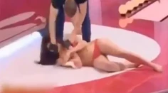 Udrel a hodil ženu na zem v priamom prenose. Chcel získať auto