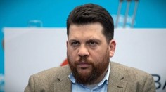 Do očí mu mali nastriekať slzotvorný plyn a biť ho kladivom. Navaľného spolupracovník Volkov sa stal terčom útoku