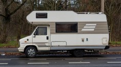 Žena vypadla na diaľnici z karavanu. Vodička si chýbanie svokry všimla až na benzínovej pumpe