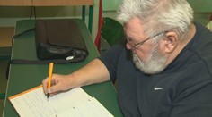 Medzi vysokoškolákmi je neprehliadnuteľný. Keď si Peter (70) podal prihlášku, mysleli si, že ide o omyl