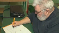 Medzi vysokoškolákmi je neprehliadnuteľný. Keď si Peter (70) podal prihlášku, mysleli si, že ide o omyl