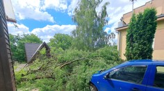 FOTO: Škody po búrkach na východe. Zostali vyvalené stromy aj strhnuté strechy