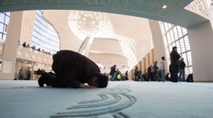 VIDEO: V Japonsku predstavili mobilnú mešitu. Naraz sa v nej môže modliť 50 ľudí