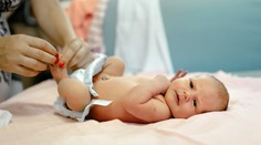 Je toto vhodné? Žena upozornila matku, aby neprebaľovala dieťa na stole v reštaurácii