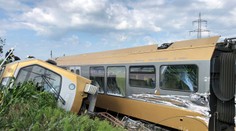 V Rakúsku sa vykoľajil vlak, hlásia viacero zranených