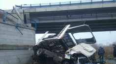 FOTO: Kamión sa zrútil z mosta na obchvate Tvrdošína