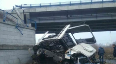 FOTO: Kamión sa zrútil z mosta na obchvate Tvrdošína