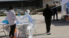 Ľudia, ktorí boli v kontakte s manželkou muža s koronavírusom, sú v domácej karanténe