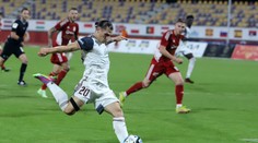 Uvažoval, že skončí s futbalom. Mladý obranca teraz zatienil všetkých útočníkov