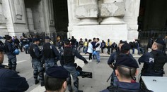 Talianska polícia zasahovala na stanici v Miláne, zadržala desiatky ľudí
