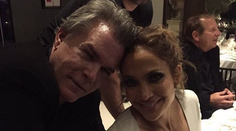 J.Lo so známym hercom. Keď uvidíte celú fotku, tak oči neudržíte na ich tvárach