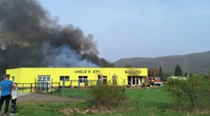 Hasiči bojovali s požiarom v žarnovickej továrni, ktorá sa zaoberá výrobou umelých kvetov