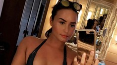 Demi Lovato v odvážnych plavkách. Takmer jej vypadli prsia