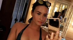 Demi Lovato v odvážnych plavkách. Takmer jej vypadli prsia