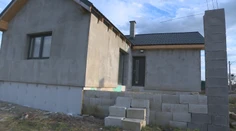 Mladá rodina sa mala do nového domu sťahovať už pred rokom, dodnes sa dívajú len na stavbu
