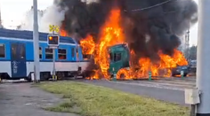 VIDEO: V Olomouci sa zrazil vlak s kamiónom a osobným autom. Na mieste vznikol požiar, hlásia zranených