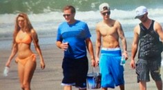 Justin Bieber sa "lieči" zo zatknutia. Oddychuje na pláži v Paname