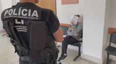 Nahlásila bombu a mobil vyhodila do Váhu. Pre paniku v bankách môže dievča stráviť roky za mrežami