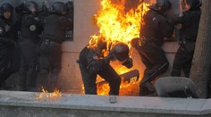Kyjev v rukách „teroristov": Policajt v plameňoch a päť obetí protestov