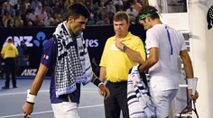Počasie na Wimbledone urobilo svoje, ale Djokovič aj Federer idú suverénne ďalej