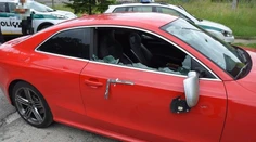 FOTO: Pred barom v Hriňovej niekto rozmlátil sekerou luxusné auto