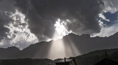 Zosuv pôdy zasypal domy v obci na východe Švajčiarska