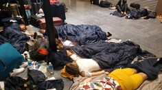 Uviaznutí gymnazisti na letisku v Tokiu spali, kde sa dalo