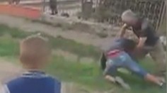 Mladík brutálne zmlátil staršieho muža. Na všetko sa prizerali malé deti