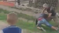 Mladík brutálne zmlátil staršieho muža. Na všetko sa prizerali malé deti