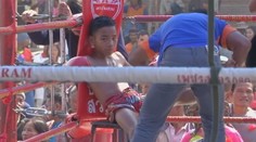 Bijú sa, aby vytrhli rodičov z biedy. V Thajsku v boxerských ringoch zápasia malí chlapci